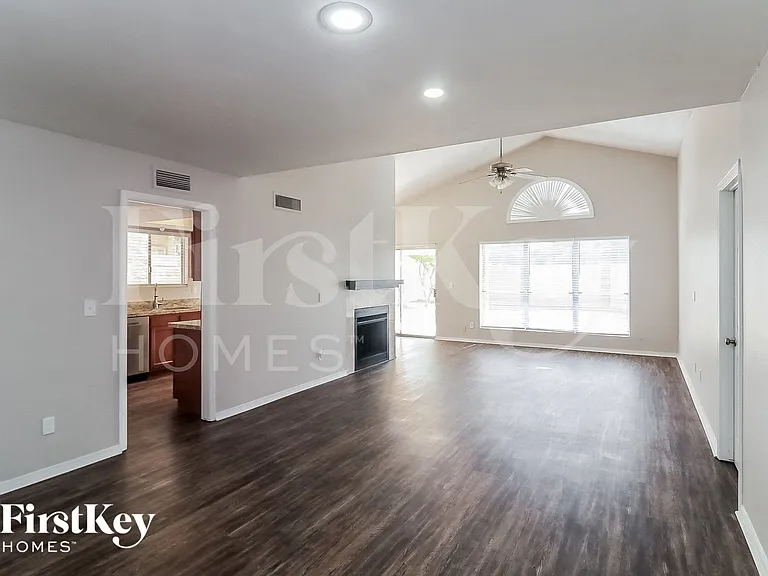 19229 N 6th St — Photo 3