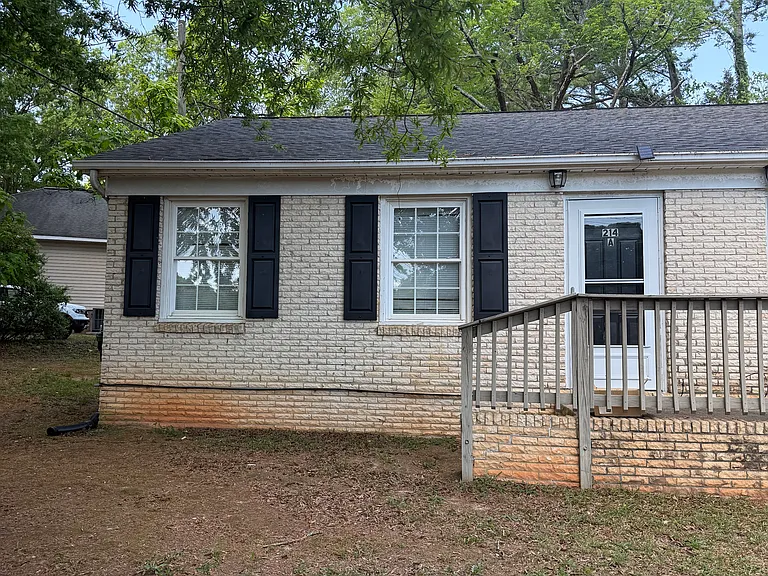 214 Dixon Cir — Photo 1