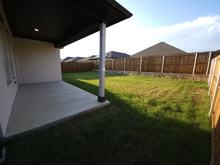Spacious Back Yard