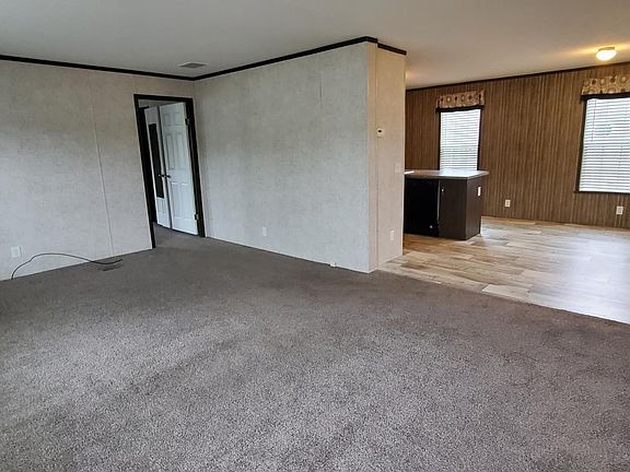 4th image of 186 Chapman Br