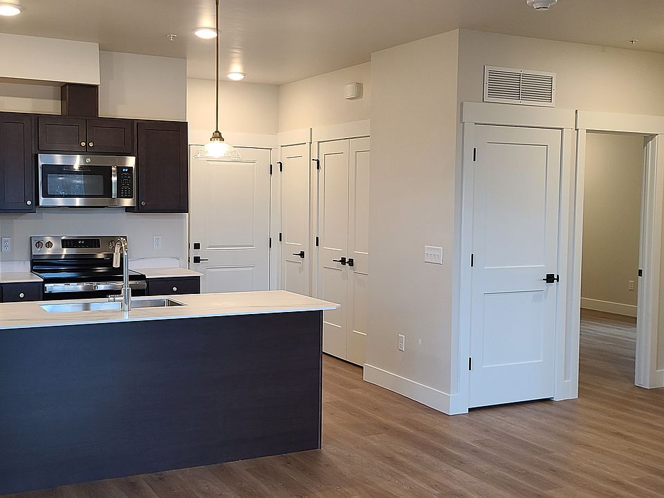 1st image of 810 Cooley St #204