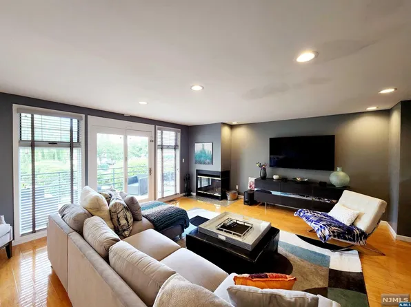 10 Grand Cove Way #10, Edgewater, NJ 07020