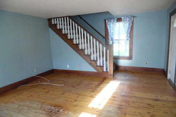 3rd image of 415 Lower Main St W