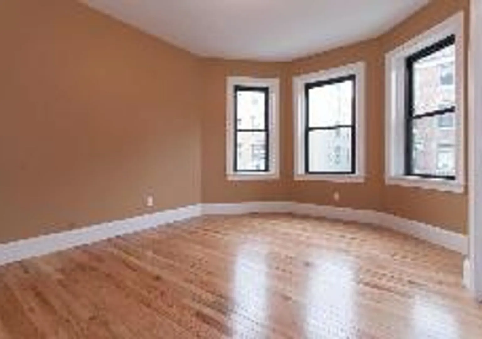 Stunning 4 Bed/2 Bath Right On The B Line! Short Walk To Cleveland Circle — Photo 3