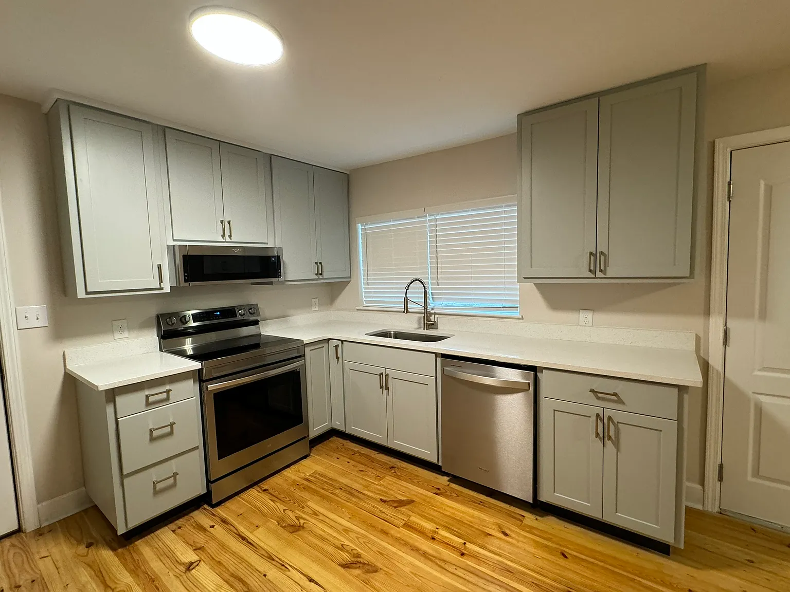1 bed, 900 sqft, $1,100 — Photo 2
