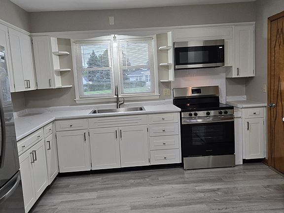5th image of 919 W 19th St Unit 2