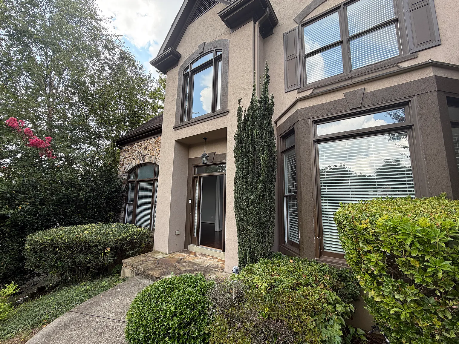 6 bed, 4445 sqft, $4,950 — Photo 2