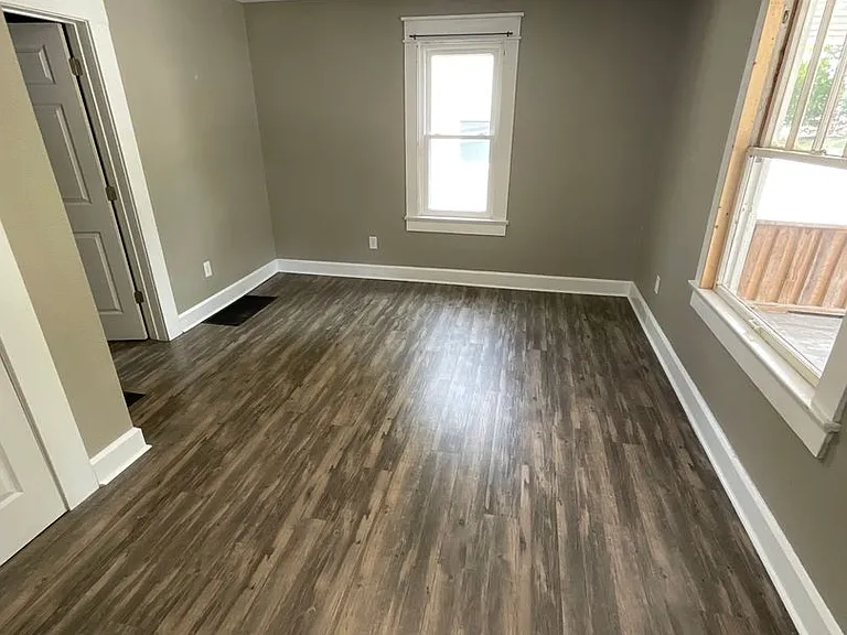 407 N Dunn St — Photo 12