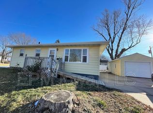 2507 W 9th St, Waterloo, IA 50702
