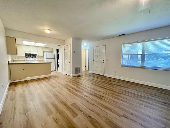 3rd image of 40 Windtree Ln Building E