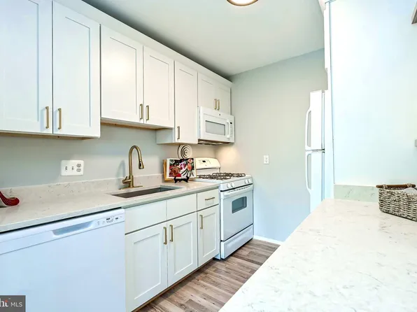 8000 Le Havre Pl APT 12, Falls Church, VA 22042