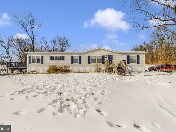 122 Pauls Pl, Falling Waters, WV 25419