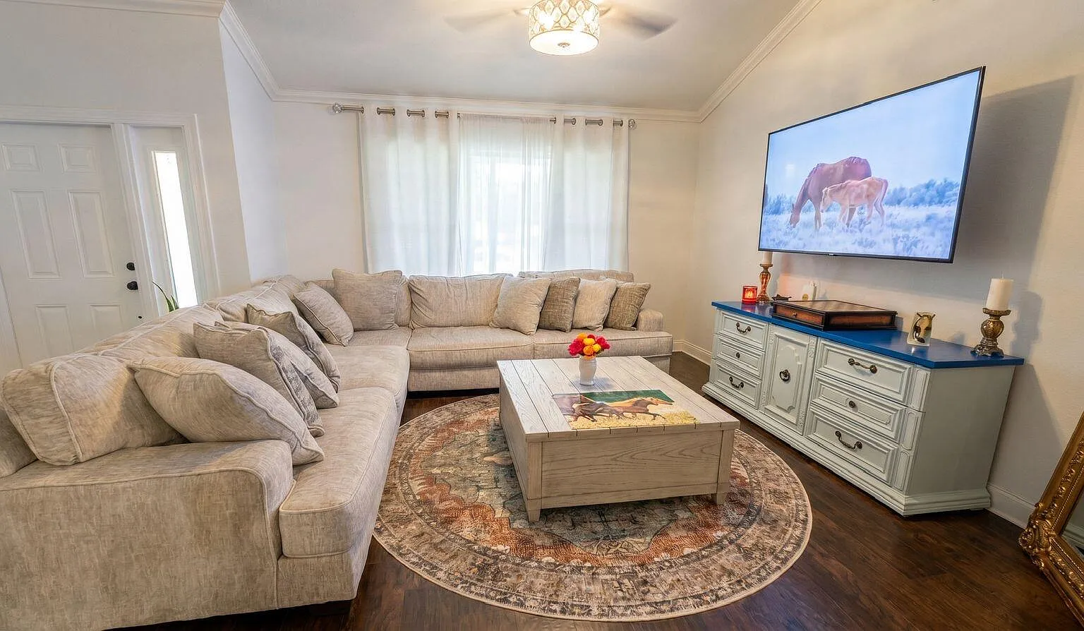 4 bed, 2.0 bath, 1829 sqft, $5,990 — Photo 4