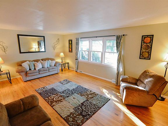 3rd image of 3 McIntosh Ln