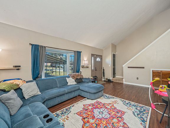 3rd image of 214 Cloverdale Blvd Unit B