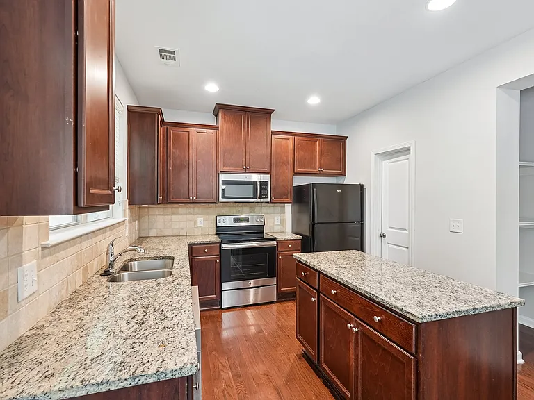 5860 Vinyard Ln — Photo 9