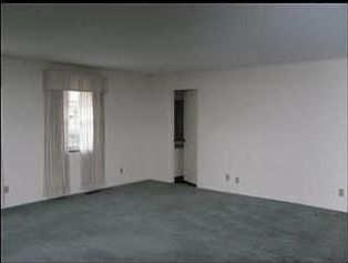 5th image of 152 College St S