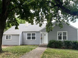 806 SE 17th St, Topeka, KS 66607