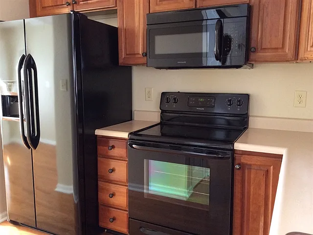 6685 Wimbledon Dr — Photo 3