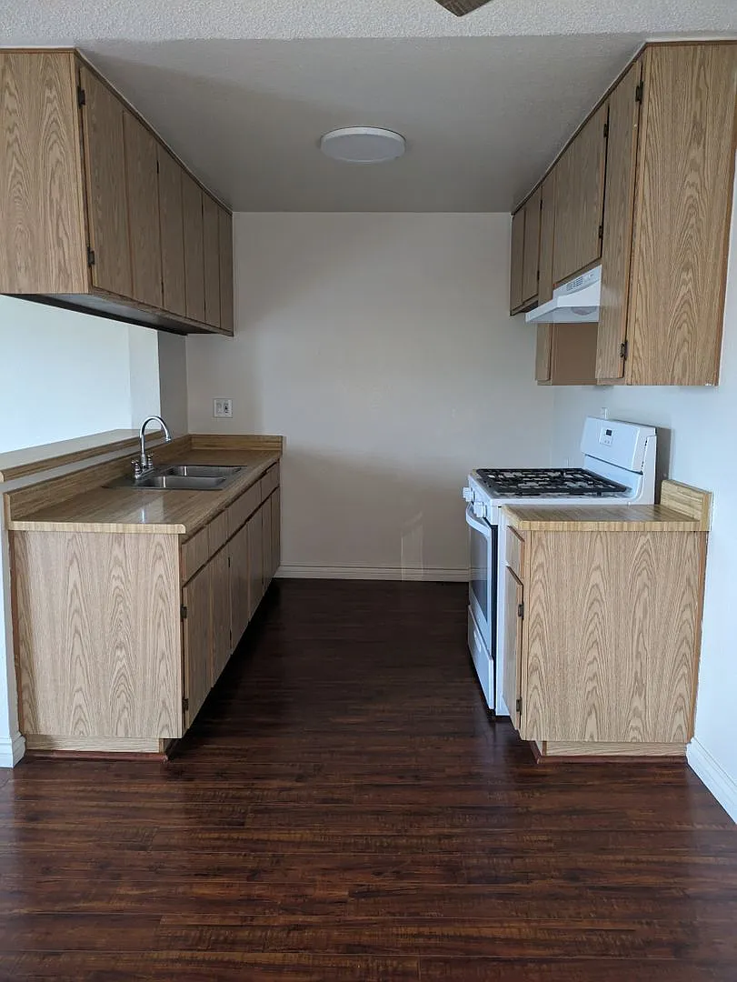 249 W Alameda Ave Burbank — Photo 2
