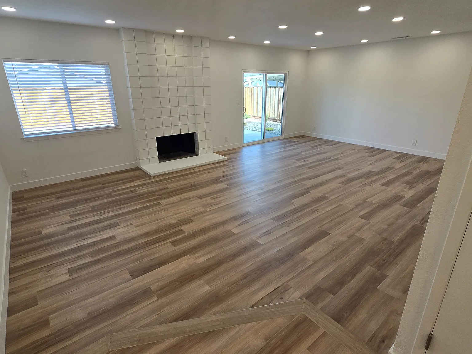 3 bed, 1296 sqft, $4,425 — Photo 4