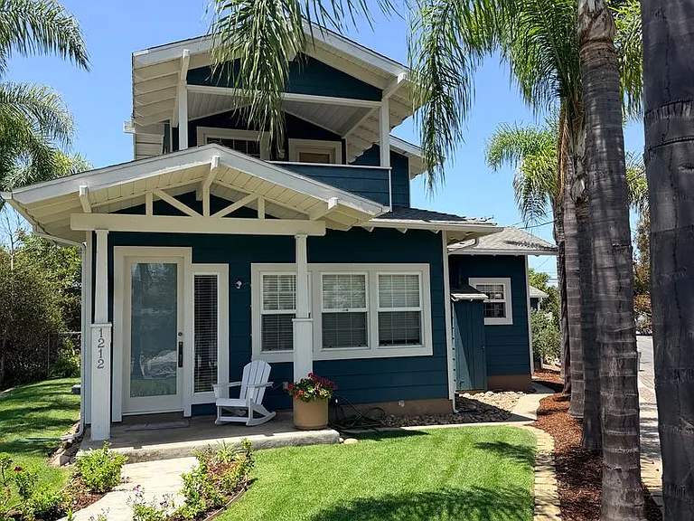 1212 Hayes Ave — Photo 1