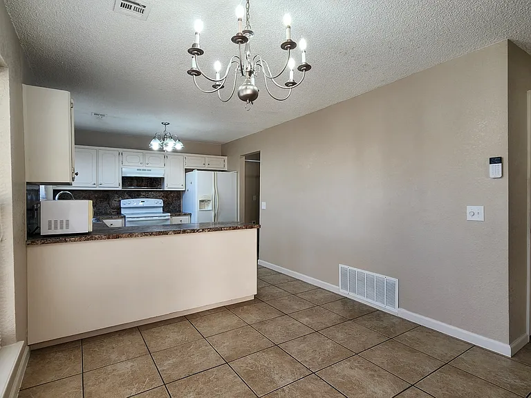 1033 W Queens St — Photo 6