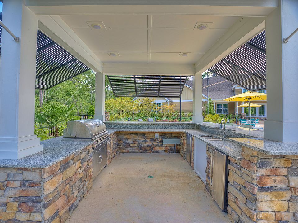 Poolside kitchen with grill