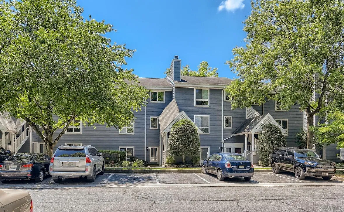 2 bed, 976 sqft, $1,900 — Photo 1