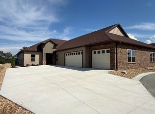 92 Mountain View Ct, Reeds Spring, MO 65737