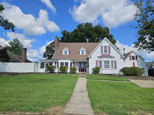 302 W Main St, Carmi, IL 62821