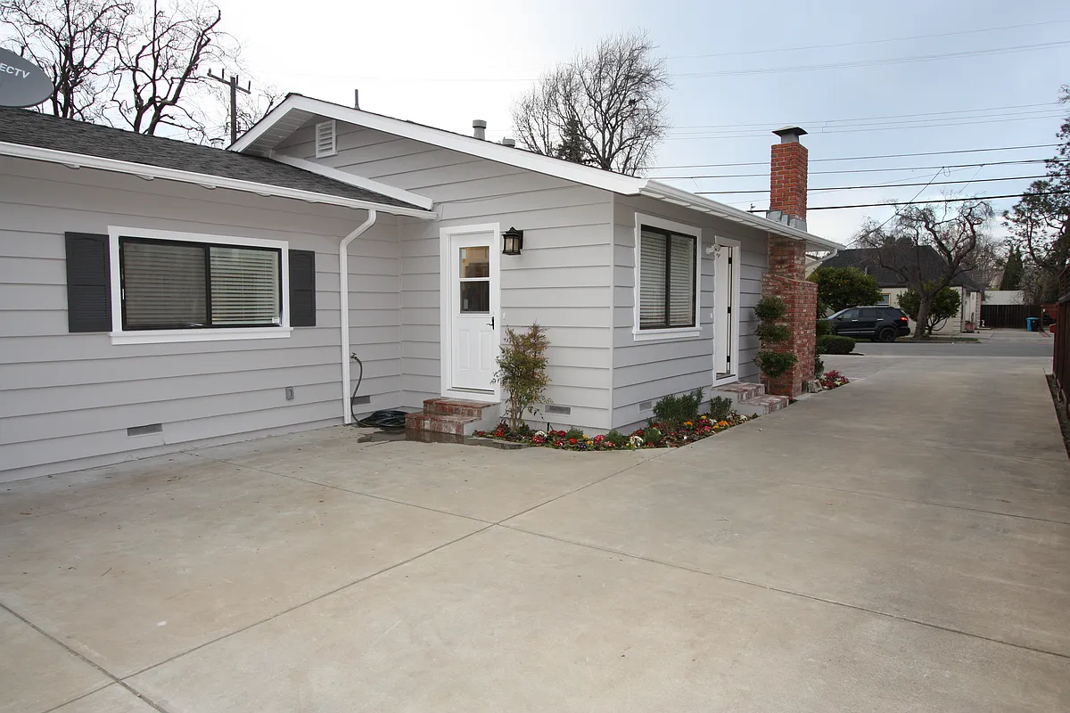 Building Photo - 725 Laurel Ave