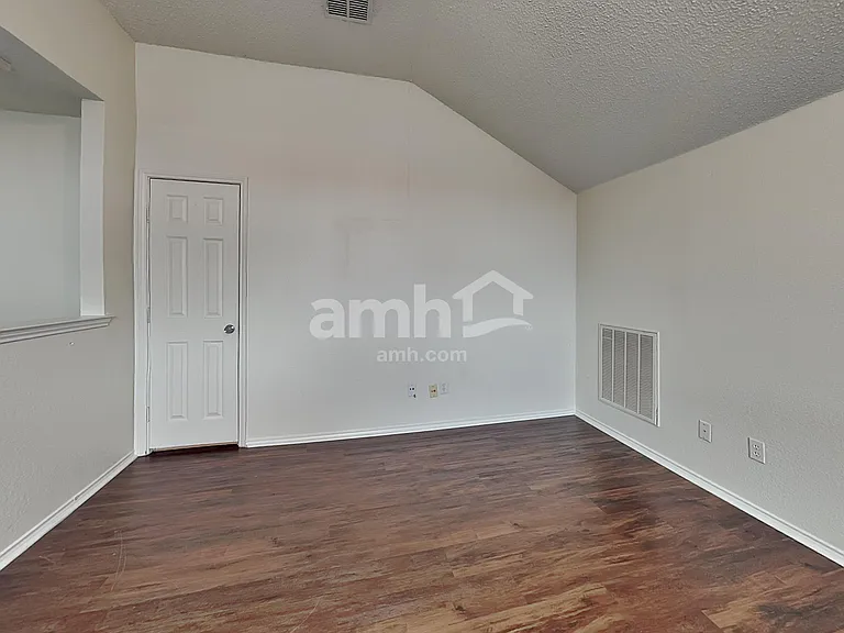 300 Trailwood Dr — Photo 10