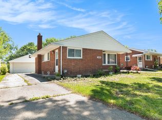 24500 Ursuline St, Saint Clair Shores, MI