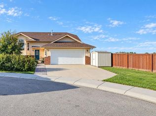 106 N Strathaven Bay, Strathmore, AB T1P 1M2