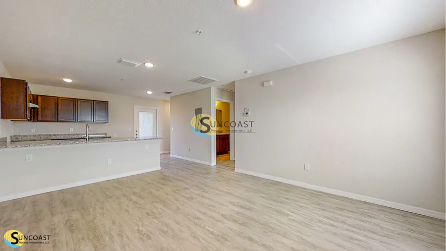 Gorgeous 1 Bed End Unit Apt in Silver Springs Shores! — Photo 2