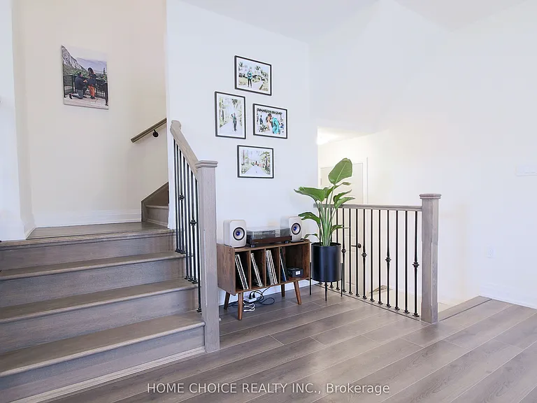 32 Ferragine Cres — Photo 15
