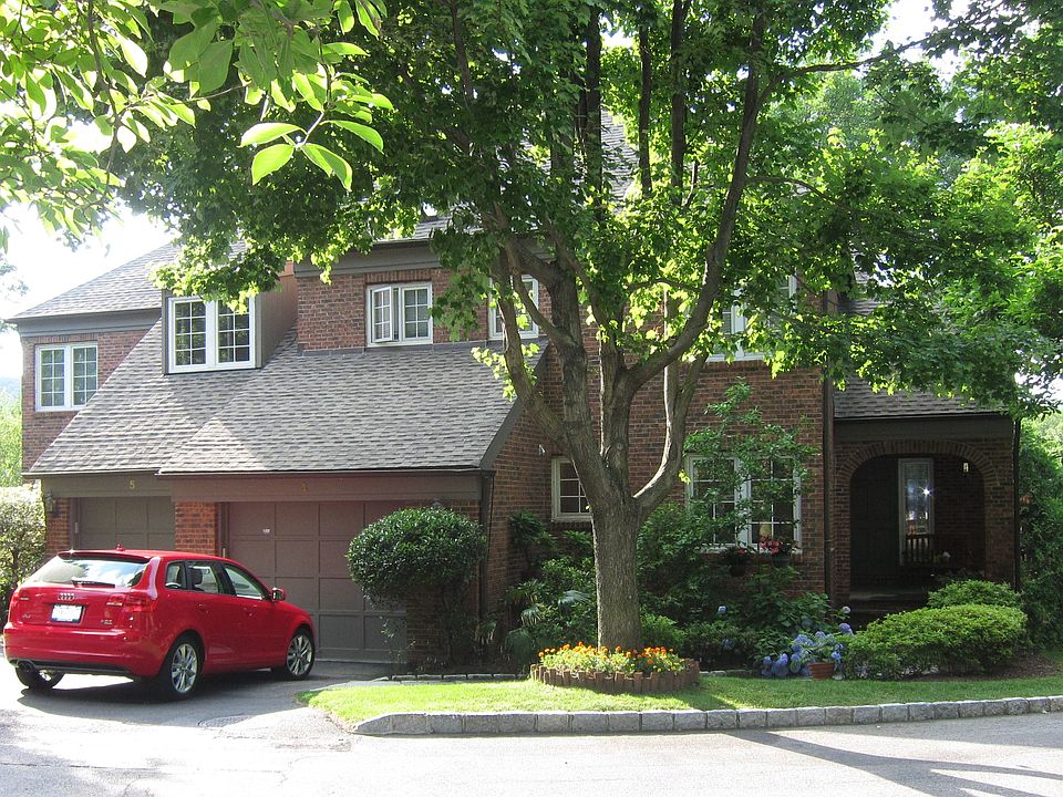 Private landscaped entrance