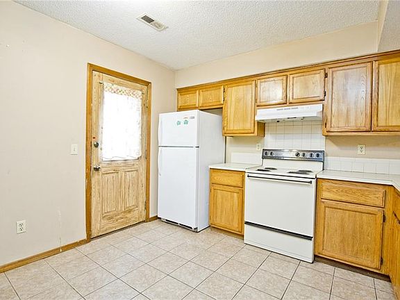 3rd image of 811 Durham Pl