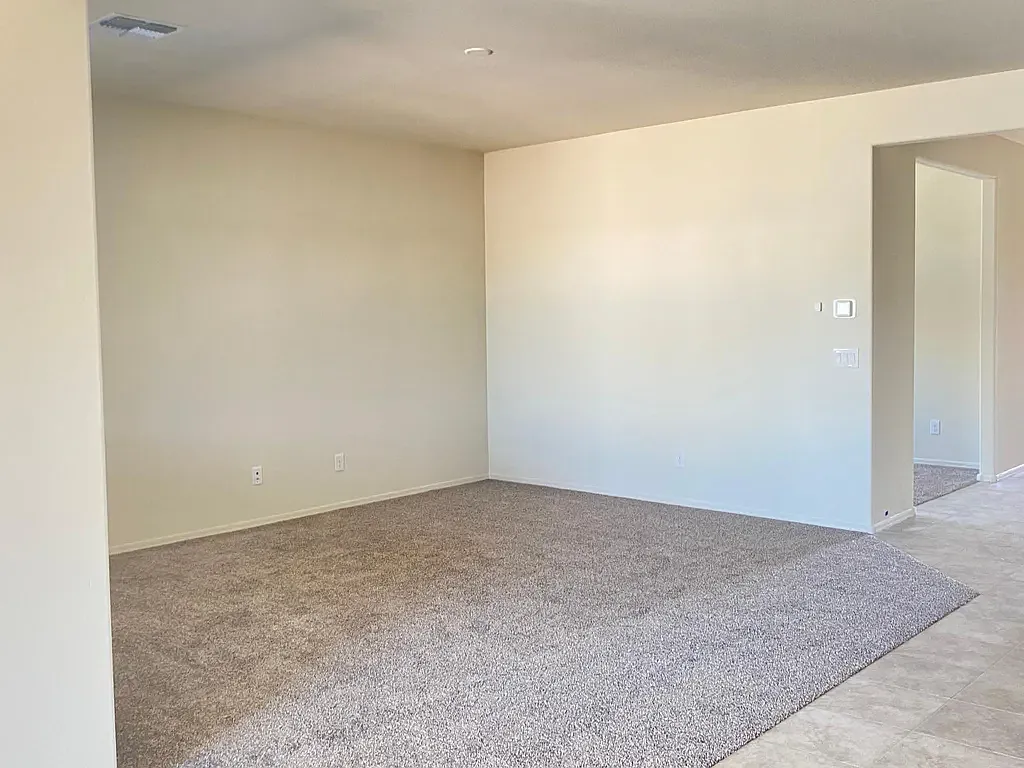 4 bed, 1915 sqft, $2,100 — Photo 4