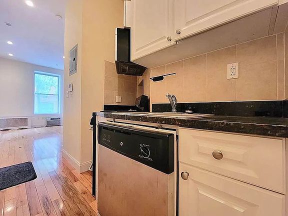 4th image of 340 E 22nd St #1S