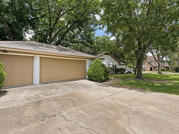 3rd image of 10903 Holly Springs Dr