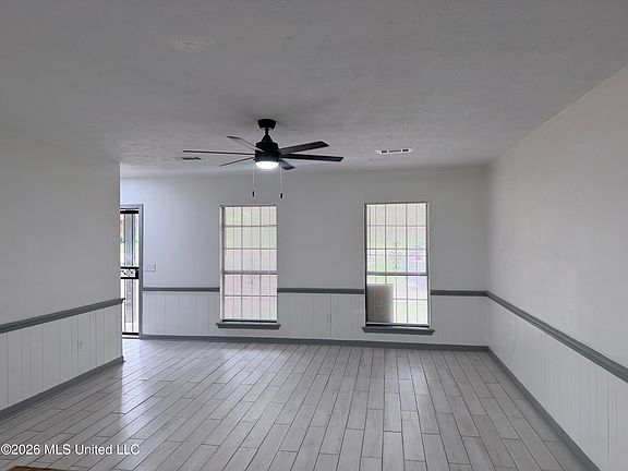 3rd image of 1351 Raymond Rd