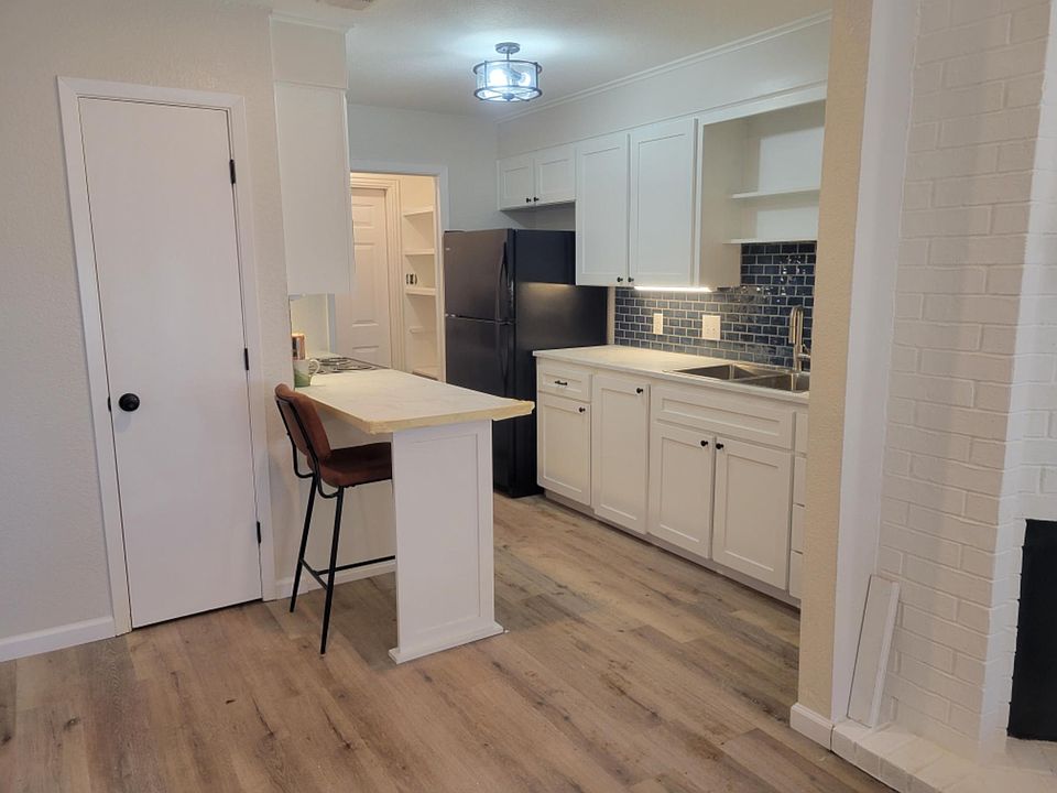1st image of 8 Teakwood Ln