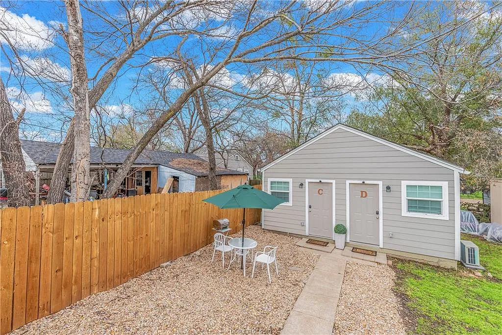 1 bed, 240 sqft, $900 — Photo 2