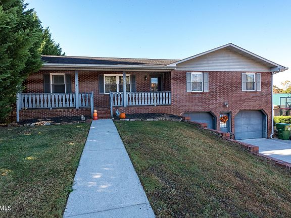 2nd image of 1406 Carowinds Cir