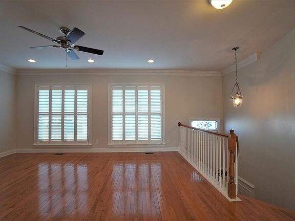 5th image of 102 Bishop Dr