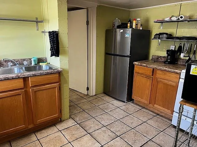 731 Robert St — Photo 11