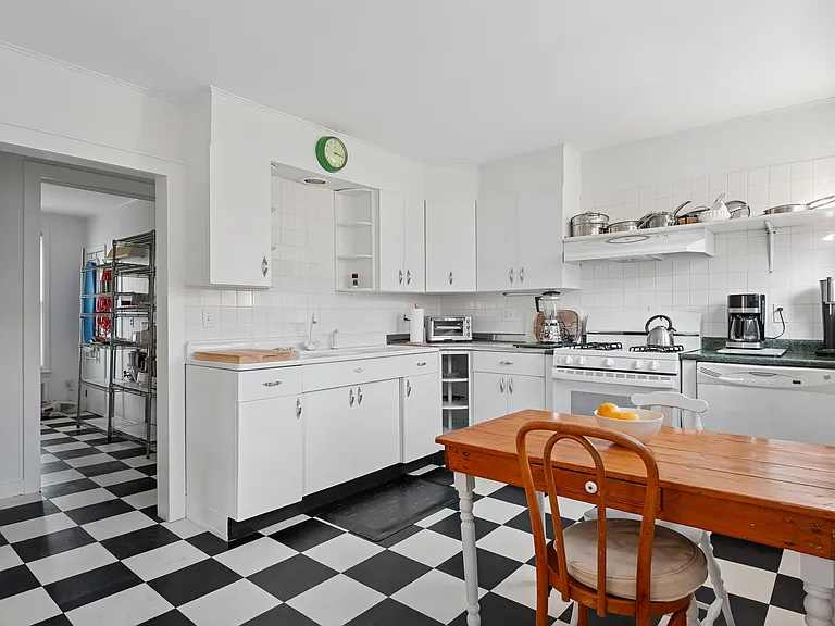 255 Madison St — Photo 6