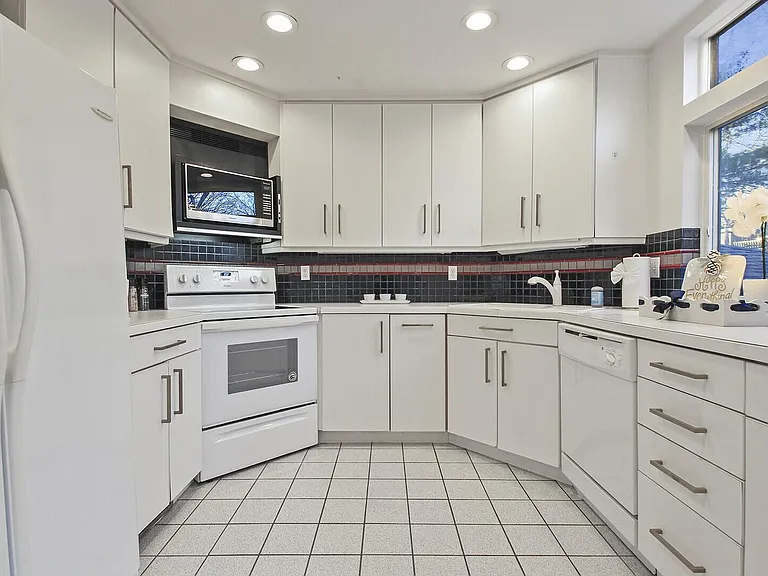 2804 Melody Ln — Photo 6